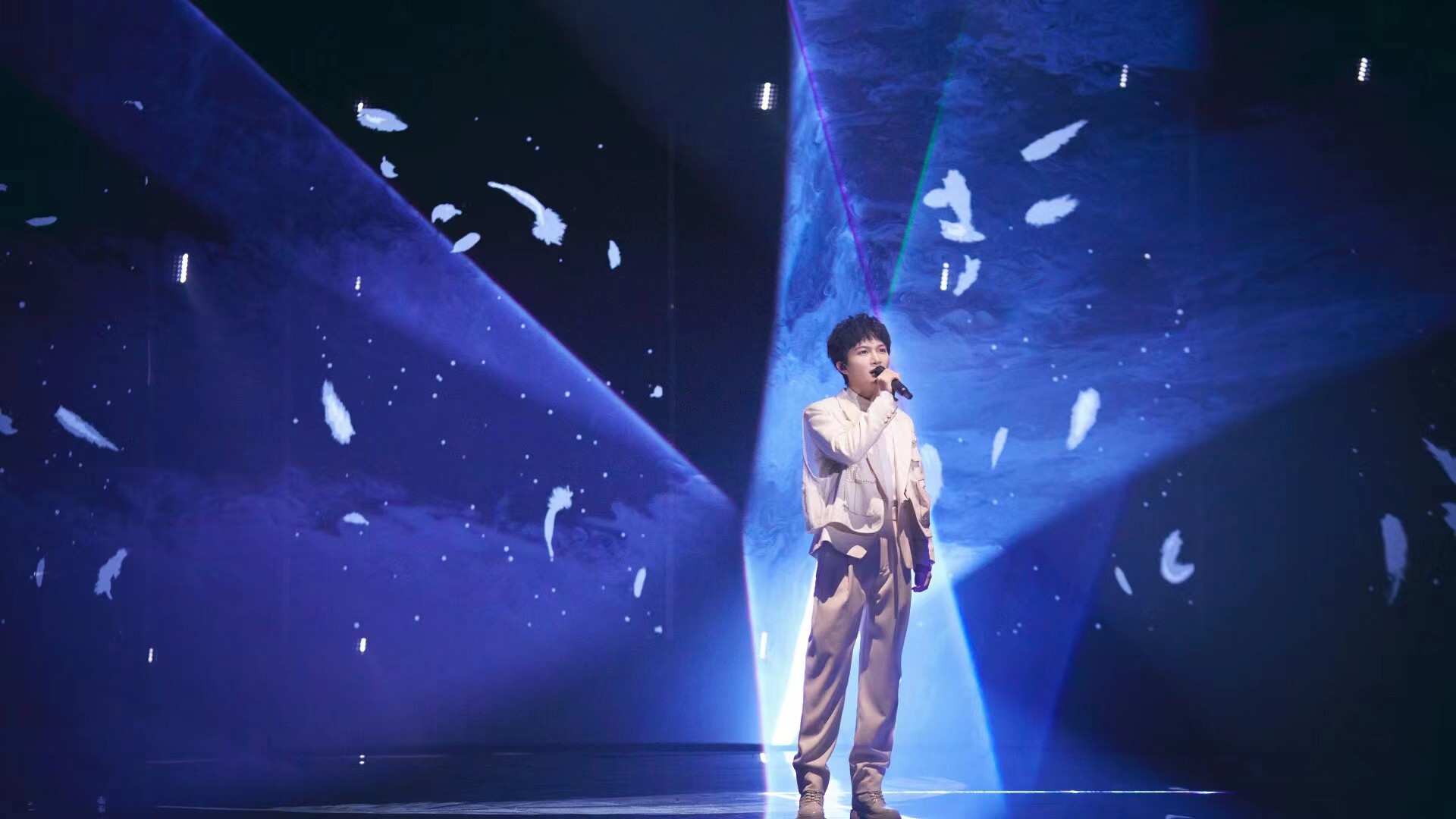 周深的歌里那些很好听的句子,周深的歌总有那么一瞬间