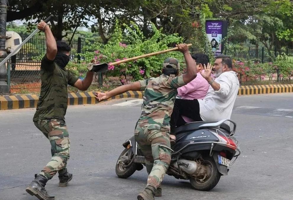 印度警察硬核执法现象,印度警察对高个子执法