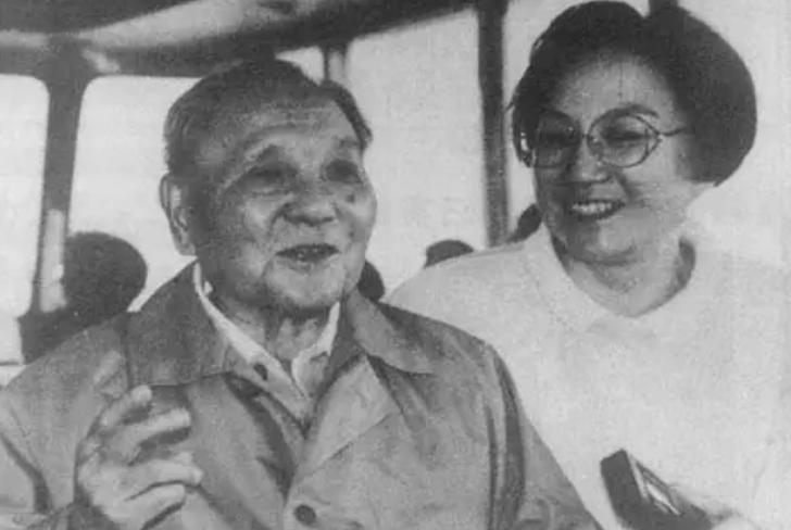 1973年，尤太忠给老政委*小平邓**送烟，*小平邓**拿到烟说了什么？