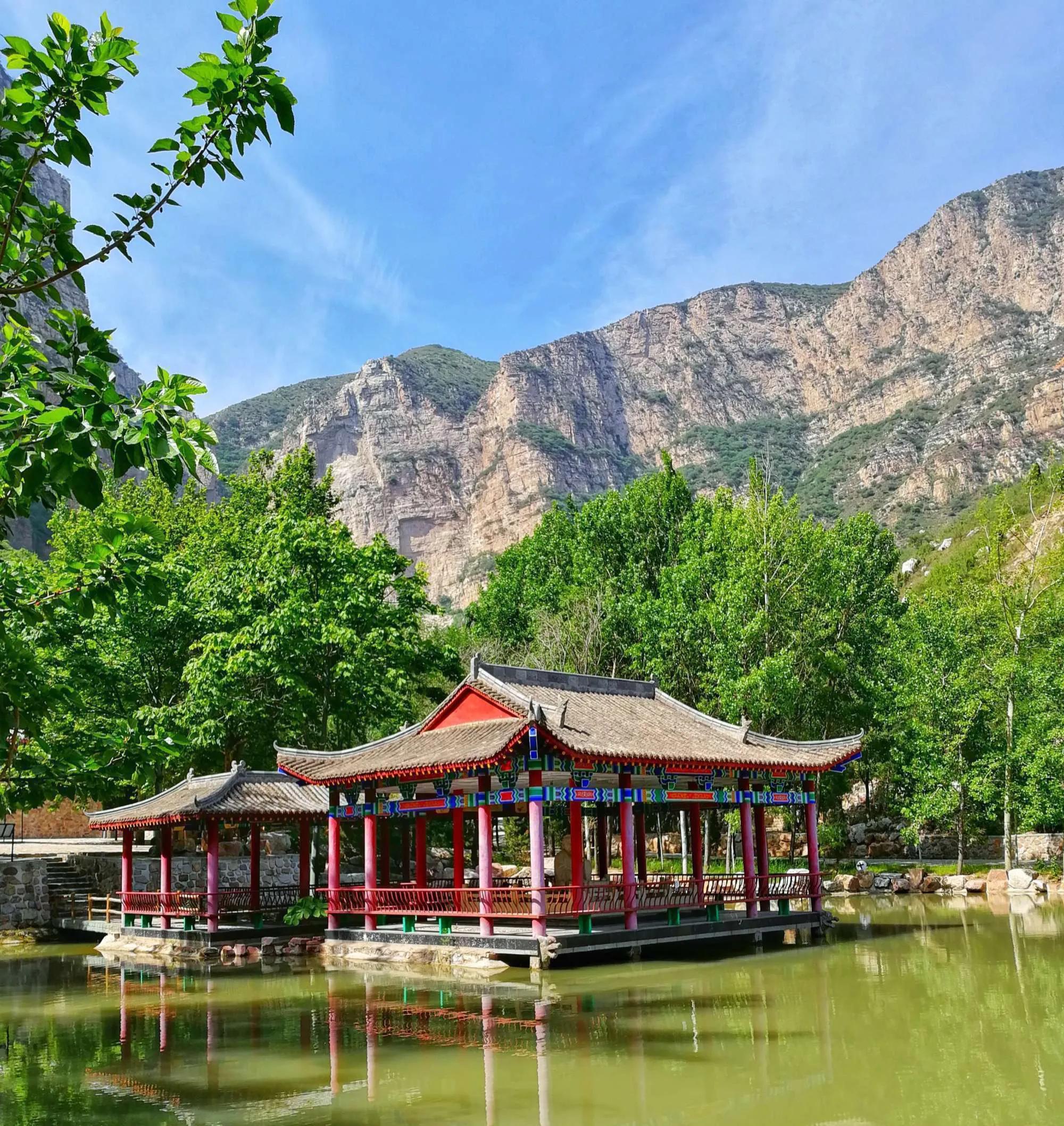 清王含光晚年隐居王官谷：门对天柱峰，窗掛千尺瀑。