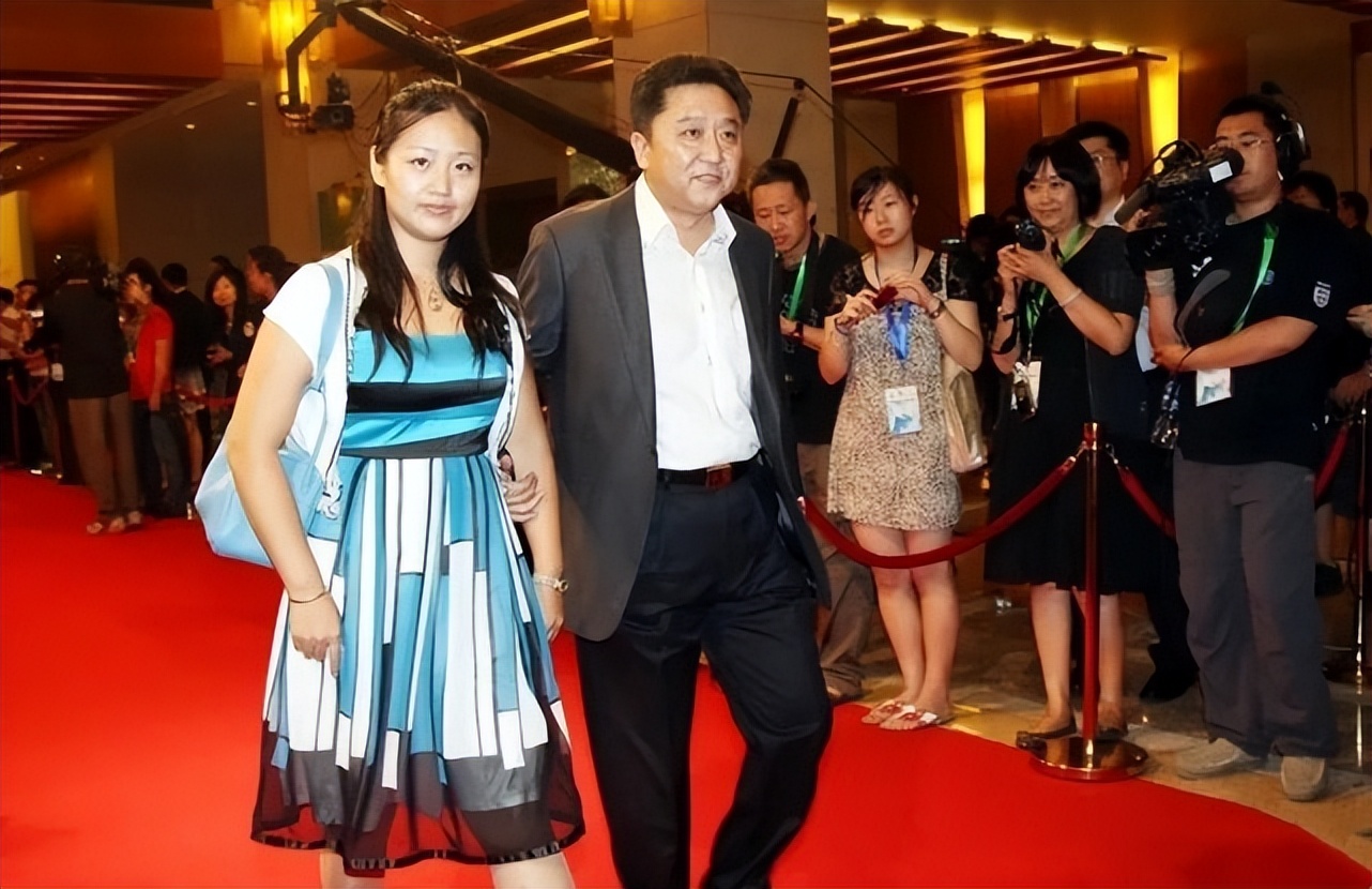 于谦与14岁大儿子首次同台视频,于谦小10岁娇妻真容曝光