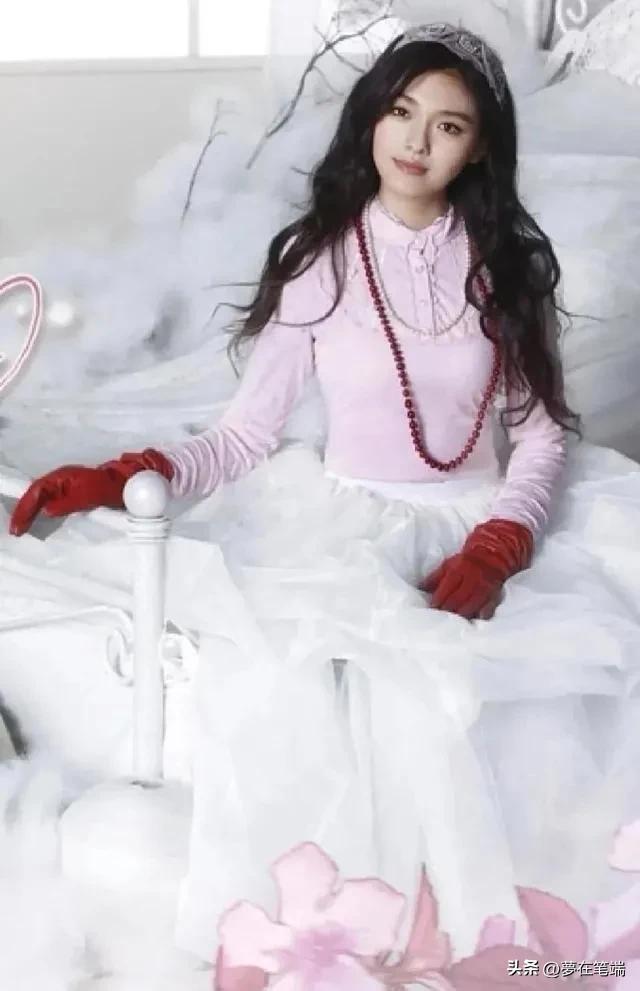 如今很多人吐槽大S穿阿依莲的衣服很土,其实那时的大S很甜美淑女