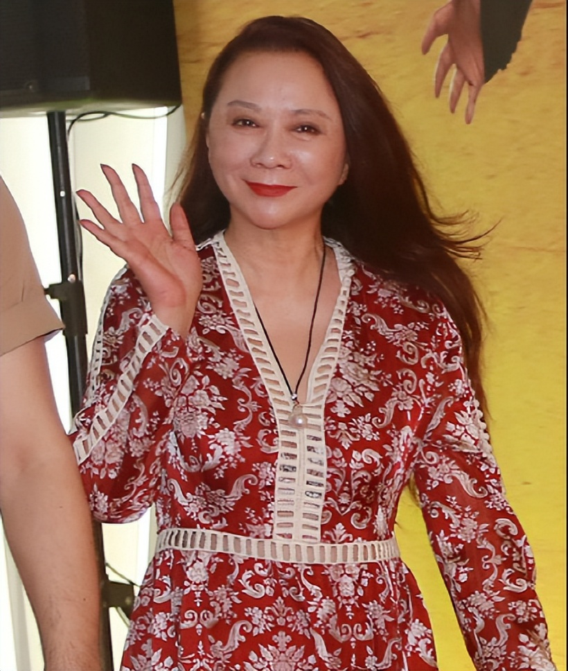 蔡明浓妆化妆视频,蔡明现身脸部变化