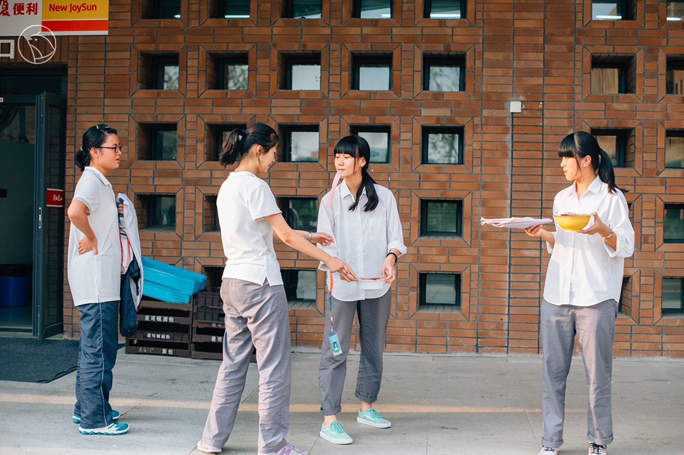 这个校园“*拍偷**狂魔”,拍下了95后的绝版青春