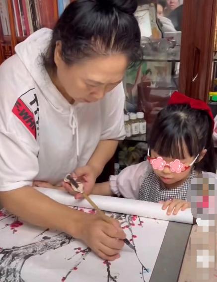 米粒被老师曝光正脸，遭网友谩骂长太丑，老师见状二度晒照很得意