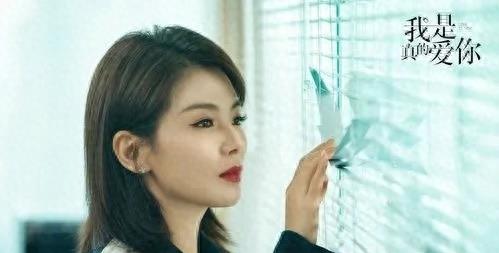 “小丑手”太减分了，这8位女星个个貌美如花，却被手拖后腿