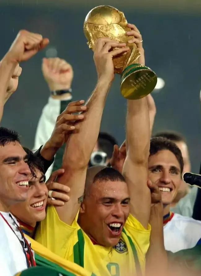卡卡罗纳尔多世界杯,罗纳尔多世界杯捧杯