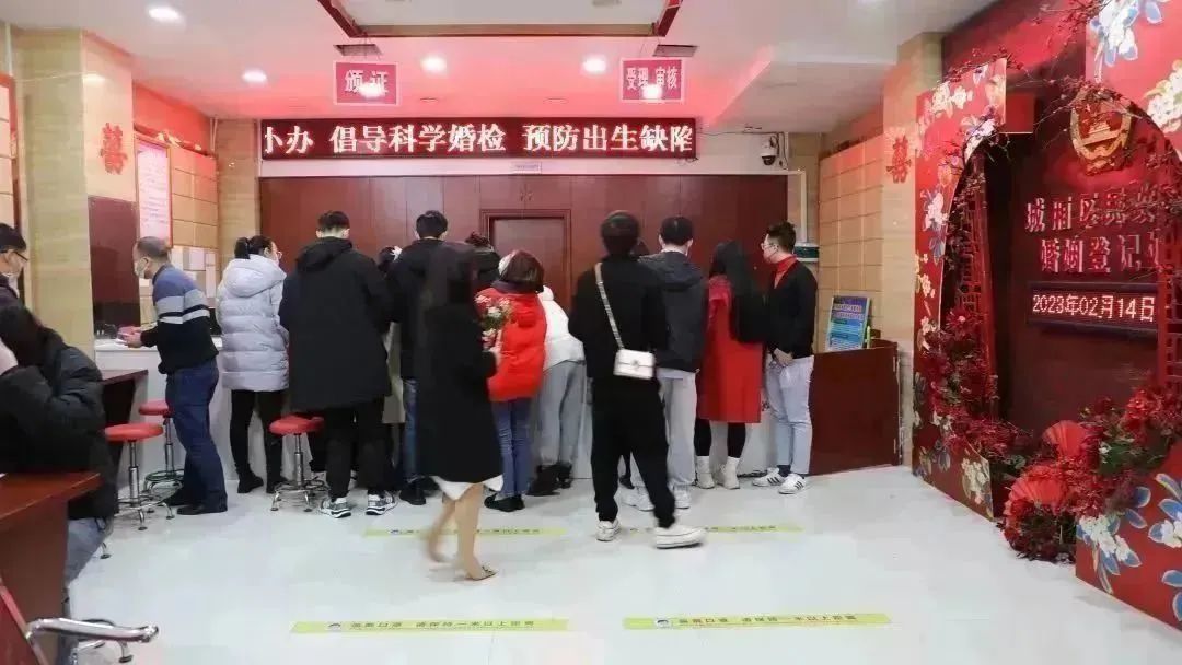 城厢公安在婚姻登记大厅备了份贴心礼包~