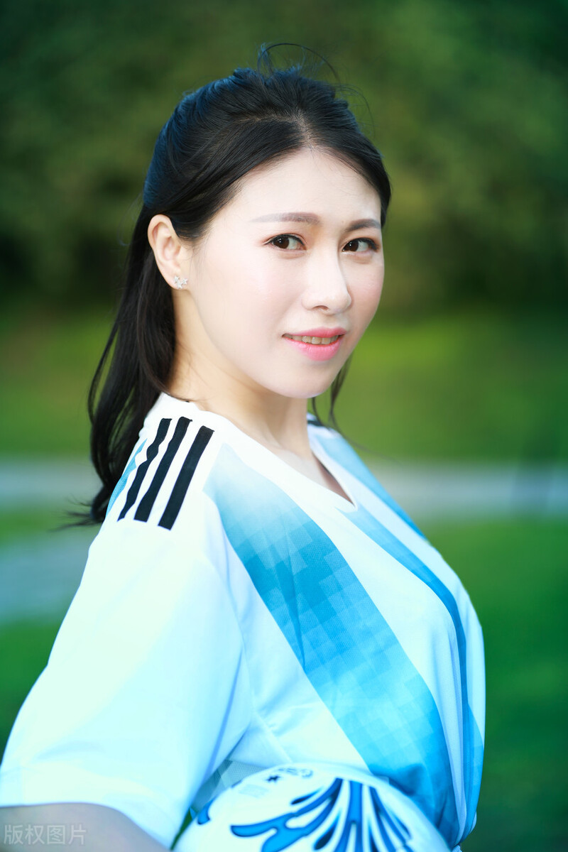 音乐人陈尚依化身足球宝贝拍世界杯写真