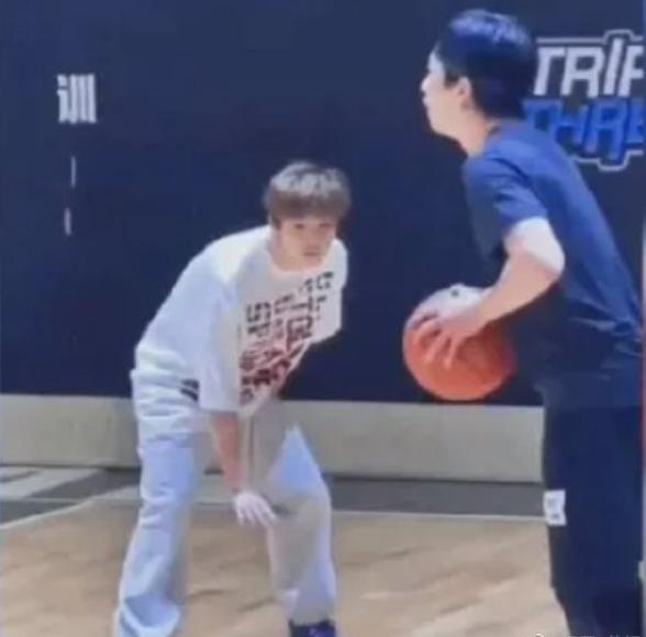 网友偶遇鹿晗关晓彤一起打羽毛球,网友偶遇邓超孙俪鹿晗陈赫