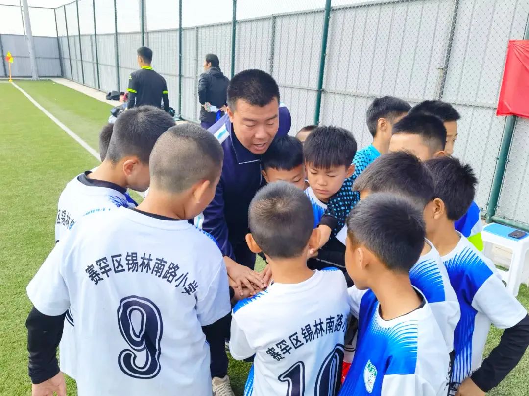 小学校园足球联赛喜报,恭喜小学获得比赛冠军