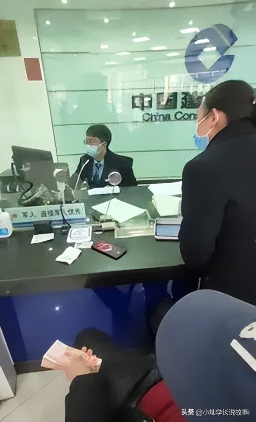 河南一银行员工提前二十分钟下班停止办业务，声称着急看病。