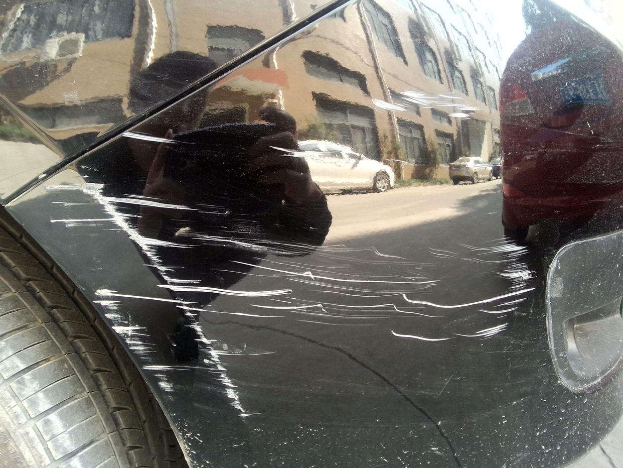 车辆剐蹭需要钣金喷漆的价格,15w车补漆白色多少钱