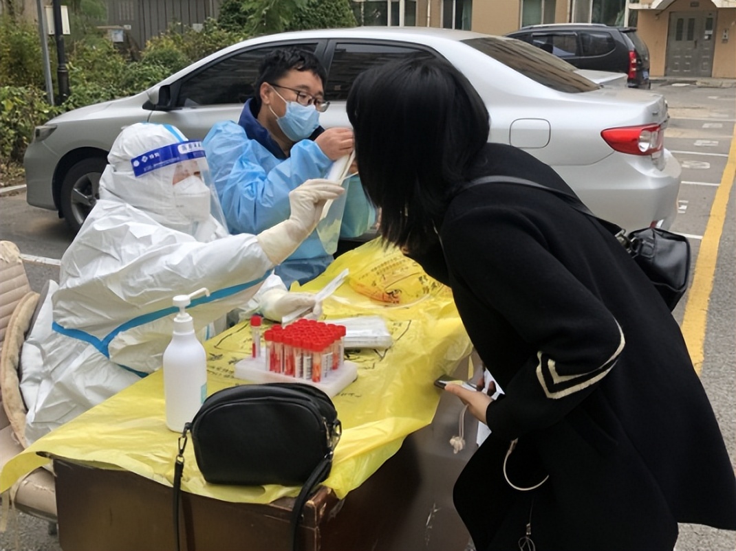 河南七旬老党员坚守社区防疫,祖孙三代携手抗击疫情