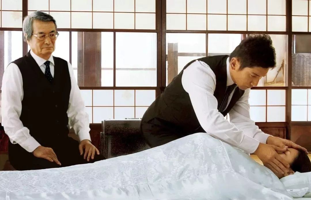 假死的人被推进火化炉还能自救吗,假死的人送进火化炉可以逃生吗