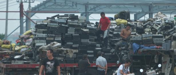 废旧物品提取大克重黄金,实拍废旧电脑提炼黄金全过程