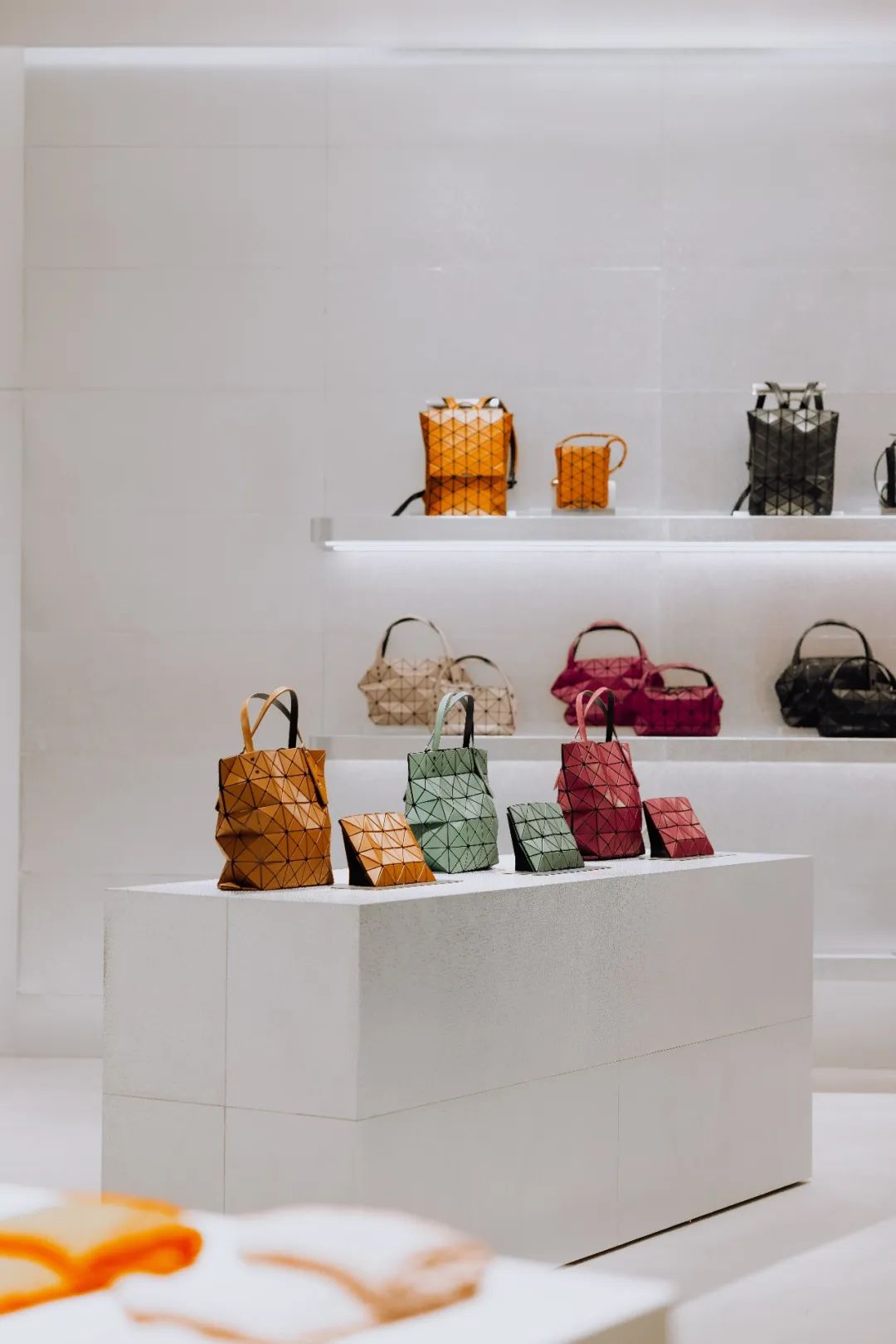 广州第①家「三宅一生」揭幕，这些超火单品拉满秋冬氛围感