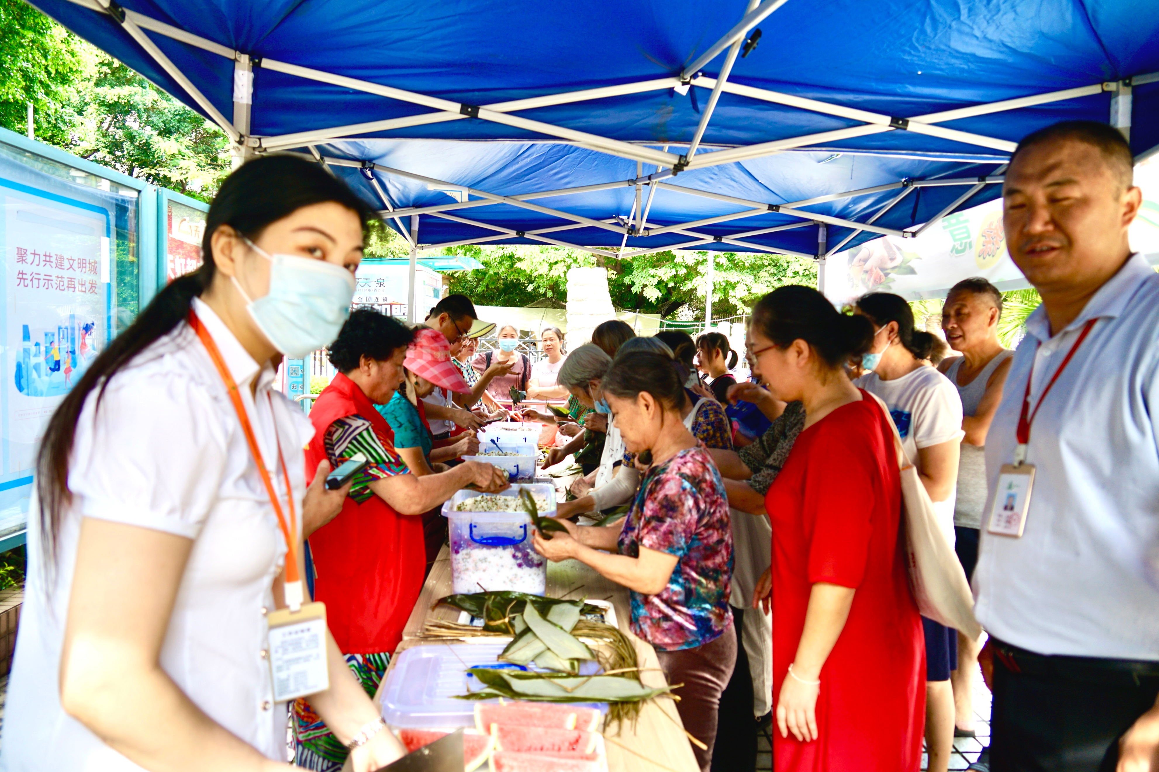庆祝端午节的包粽子活动图片,开展庆端午包粽子活动