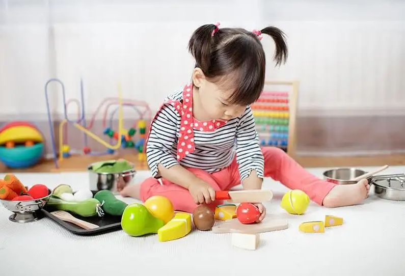 家长要注意幼儿的心理保健,小孩玩过家家太真实