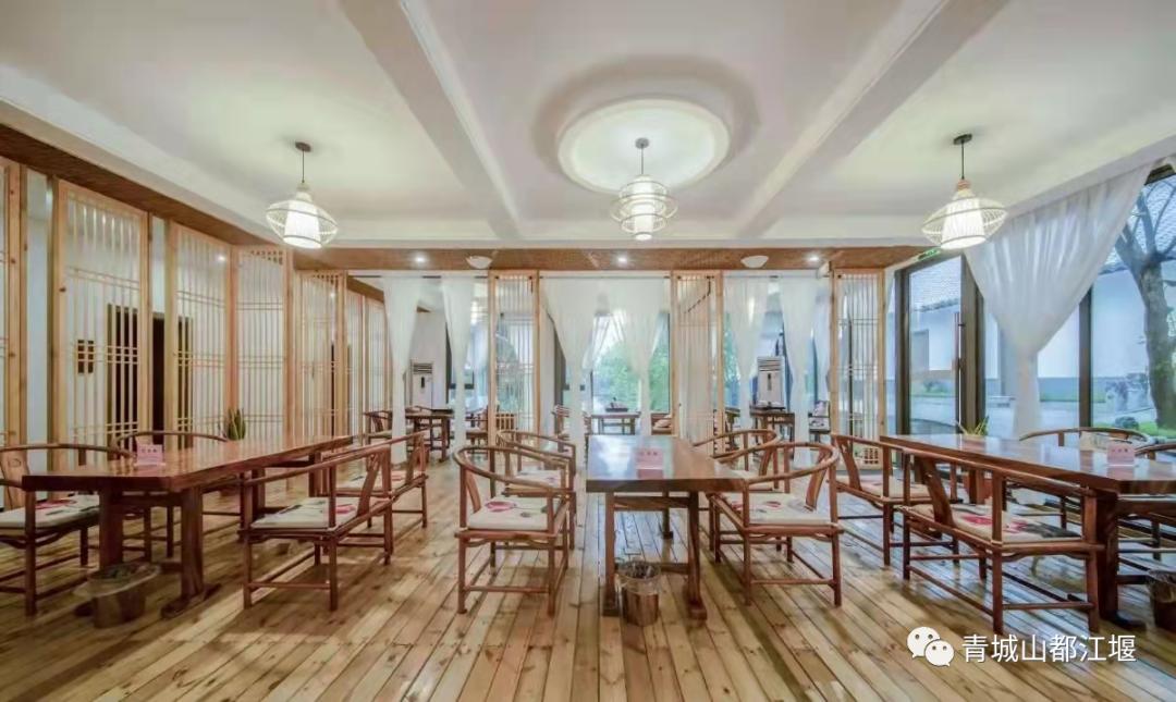 来都江堰的山间溪畔赴一场“好食光”！青山间的火锅店、花园里的小食堂......赏景美食两不误~