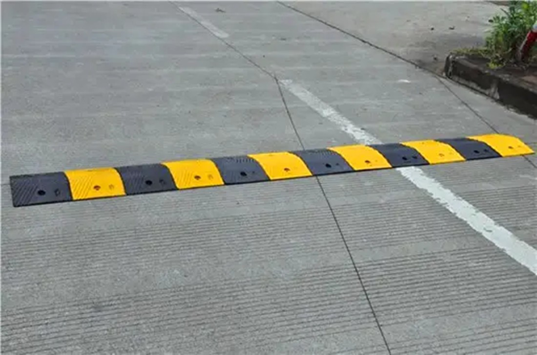 怎样过减速带视频,怎样过减速带才不伤车