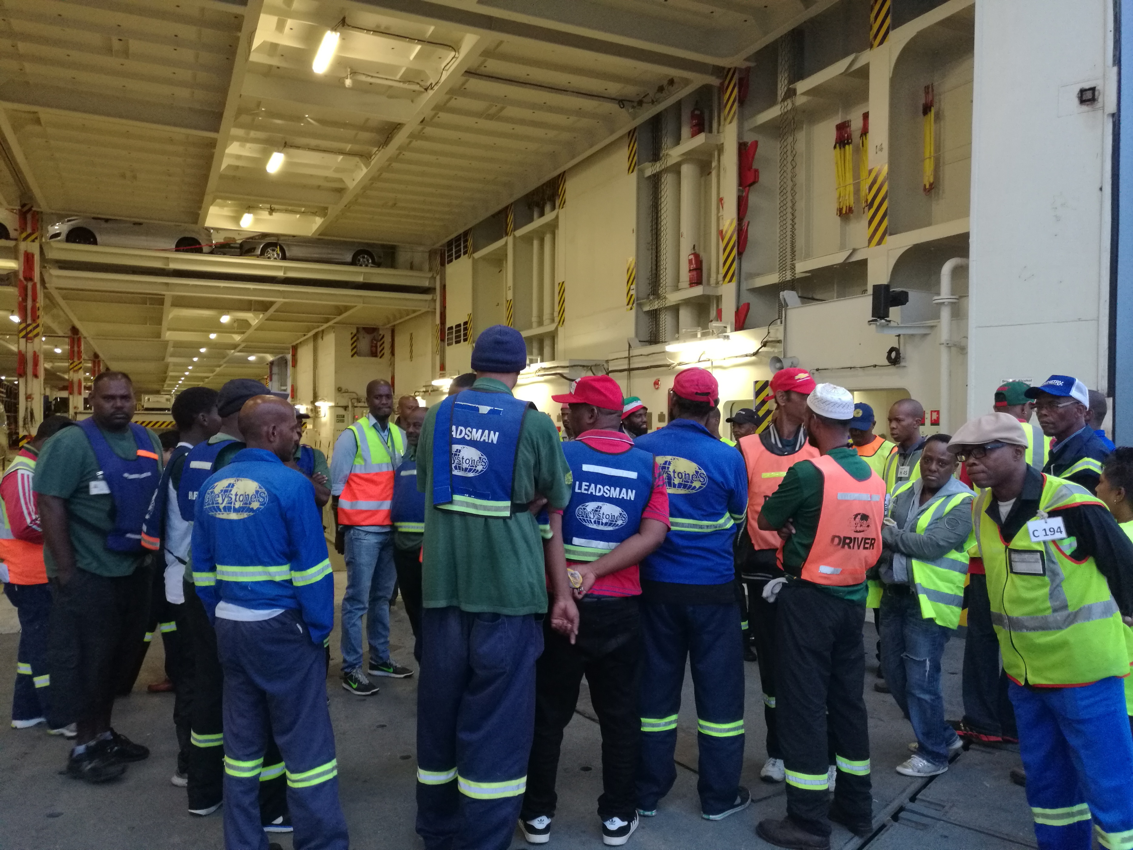 欺人太甚！船到南非，船员的好心行为遭遇女人无故找事，做人太难