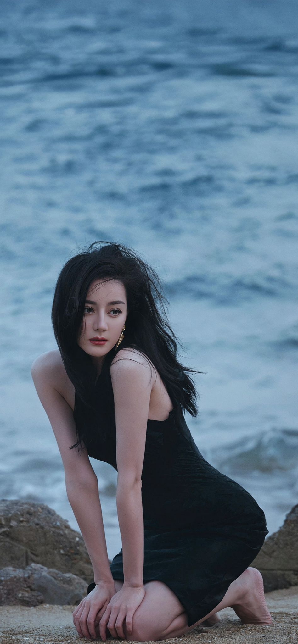 迪丽热巴微博之夜海滩,迪丽热巴海边度假风少女写真