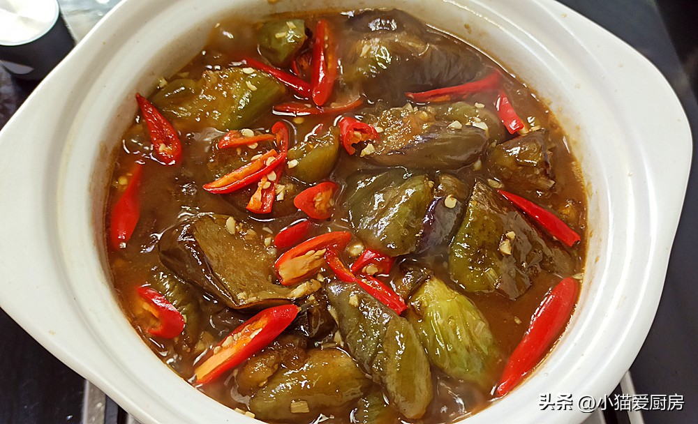入味香喷喷的茄子煲就可以上桌了,咸鱼茄子煲直接用砂锅的做法