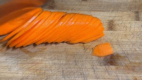 清炒萝卜丝胡萝卜的家常做法,清炒胡萝卜丝做法放什么