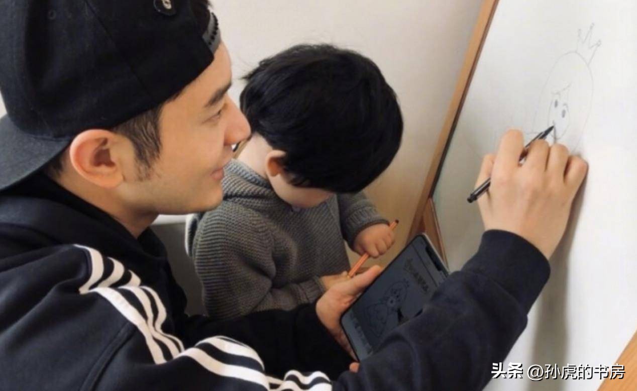 baby机场小海绵曝光,网上晒出angelababy陪儿子小海绵