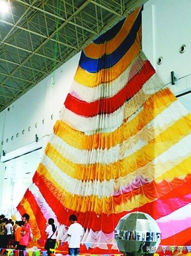 飞机装大型降落伞,飞机坠毁前黑匣子可以弹射吗