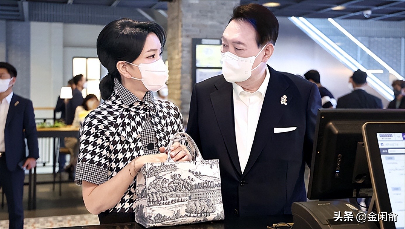 韩第一夫人穿军装被批抢总统风头,韩第一夫人穿军装被批