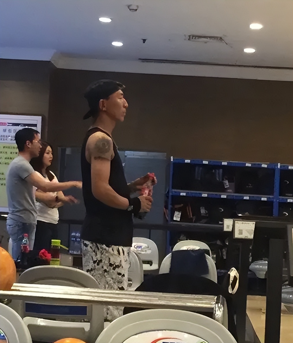 陈羽凡坐着轮椅唱歌,陈羽凡露面唱冷酷到底