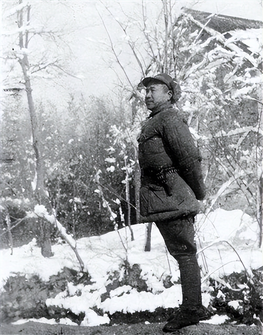 1942年，为让战士不捡烟屁股抽，张云逸自费42元创办首个军中烟厂