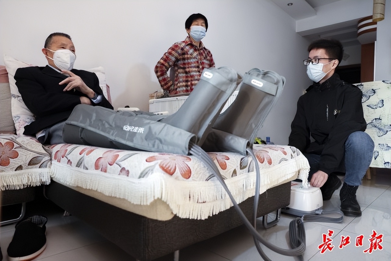 “爬楼入户照护老人让我感到被需要”，武汉95后小伙改行当养老护理员三个月瘦20斤