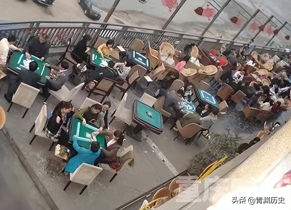 小伙子打麻将上瘾,男子打麻将上瘾