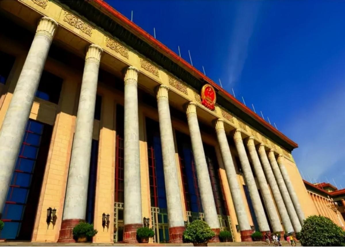 1959年人民大会堂落成，毛主席看着天花板笑问：这是谁的主意