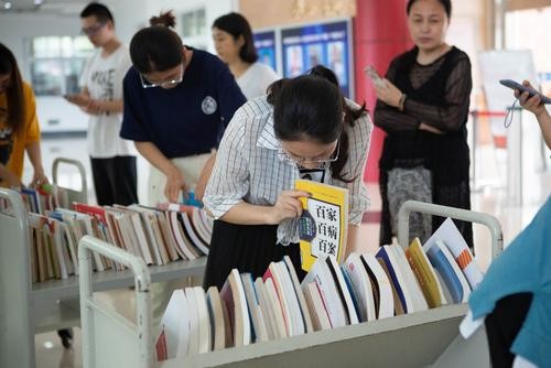 老人捡弃婴考上清华父母认亲,女子捡到弃婴7年父母找到