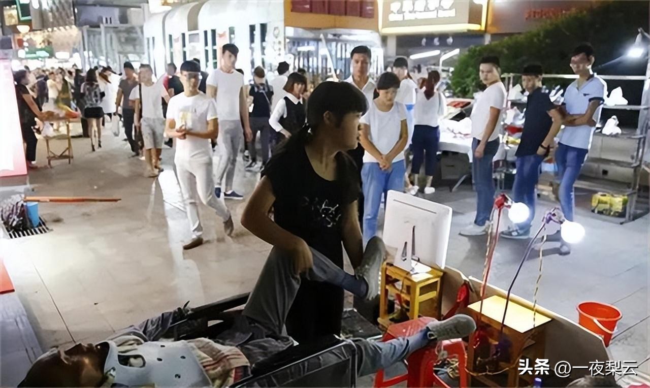 15岁女孩街头扮牛被人骑点赞,15岁女孩街头扮牛后续