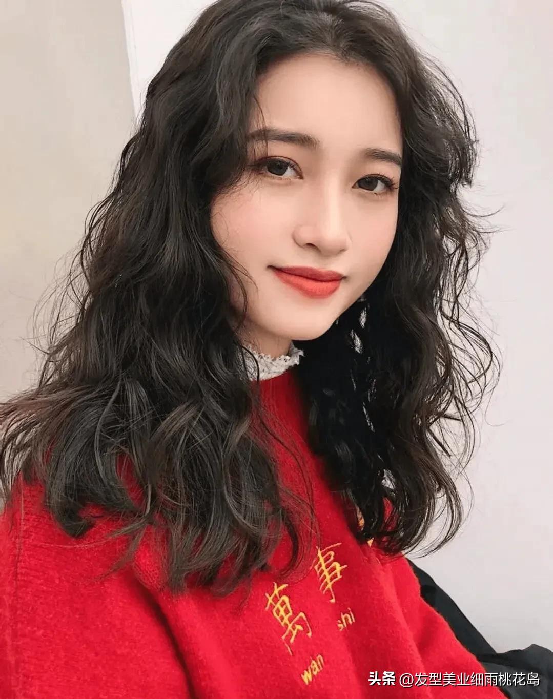 中年妇女中长发怎么烫好看,烫的中长发怎么扎好看