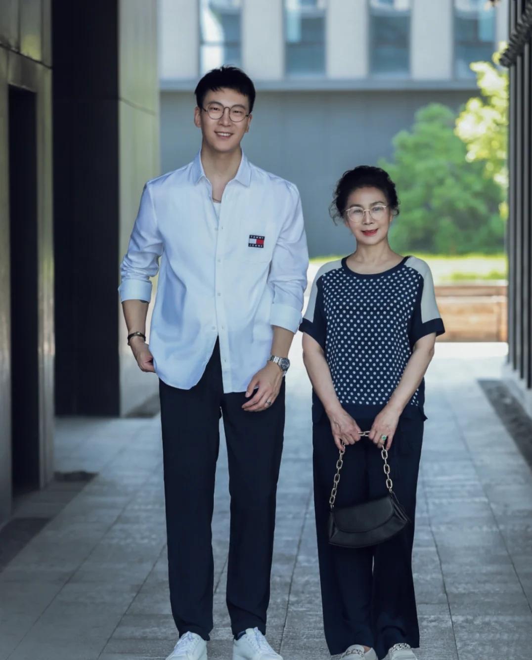 40岁穿什么运动鞋大气好看,女人过50岁穿什么鞋合适