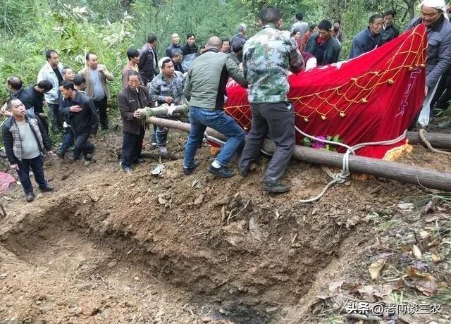 农村风俗七不葬父八不葬母,排棺葬习俗