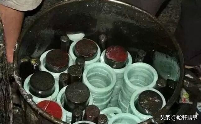 直播间翡翠手镯和实物对比差距,200元批发翡翠手镯