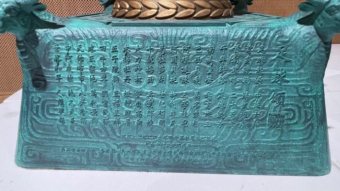 主办方提前颁奖给梅西,主办方给梅西奖杯