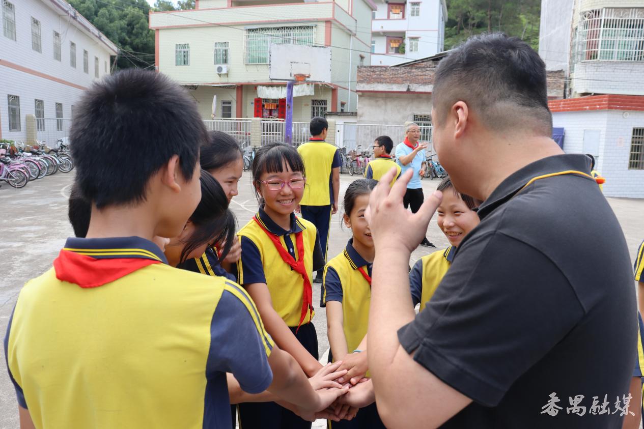 农村捐赠爱心书包,山村学子爱心捐赠