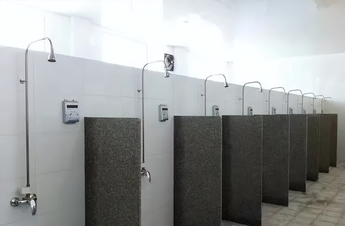 中国大学与世界顶尖大学的差距,大学澡堂和独立卫浴的区别