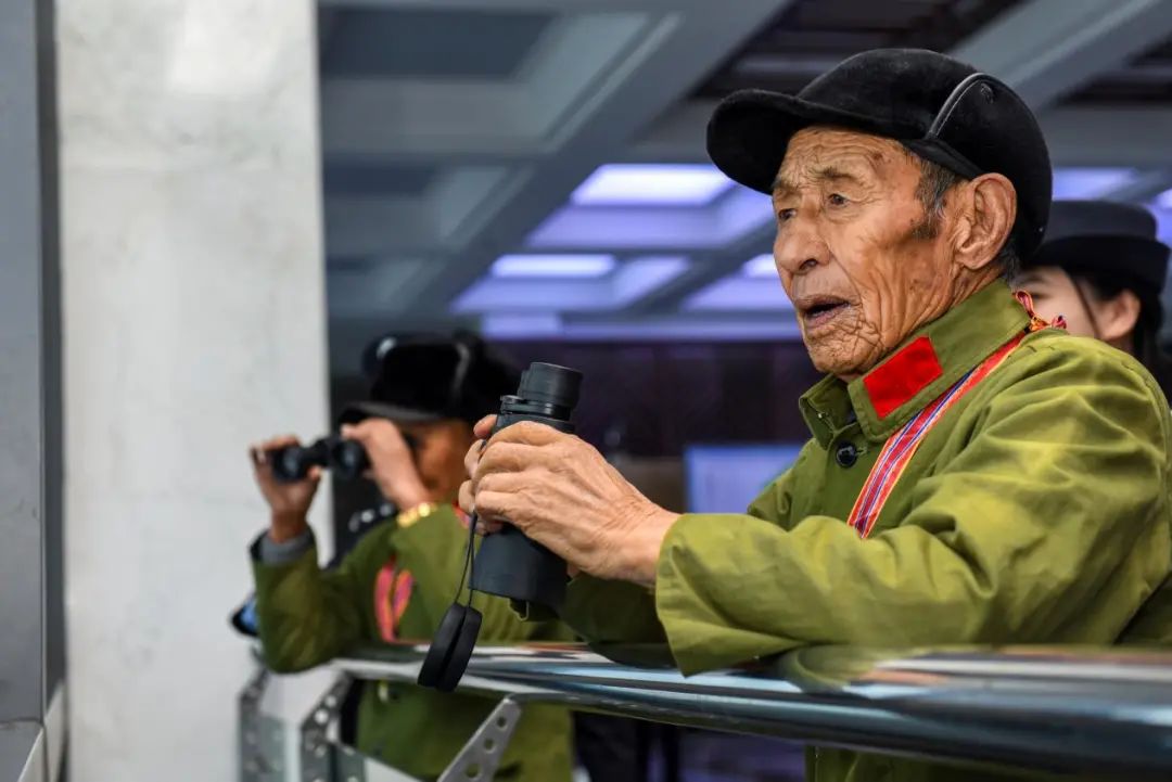 国门下、界碑前，70多年前的8岁孩子与18岁志愿军战士再次相聚