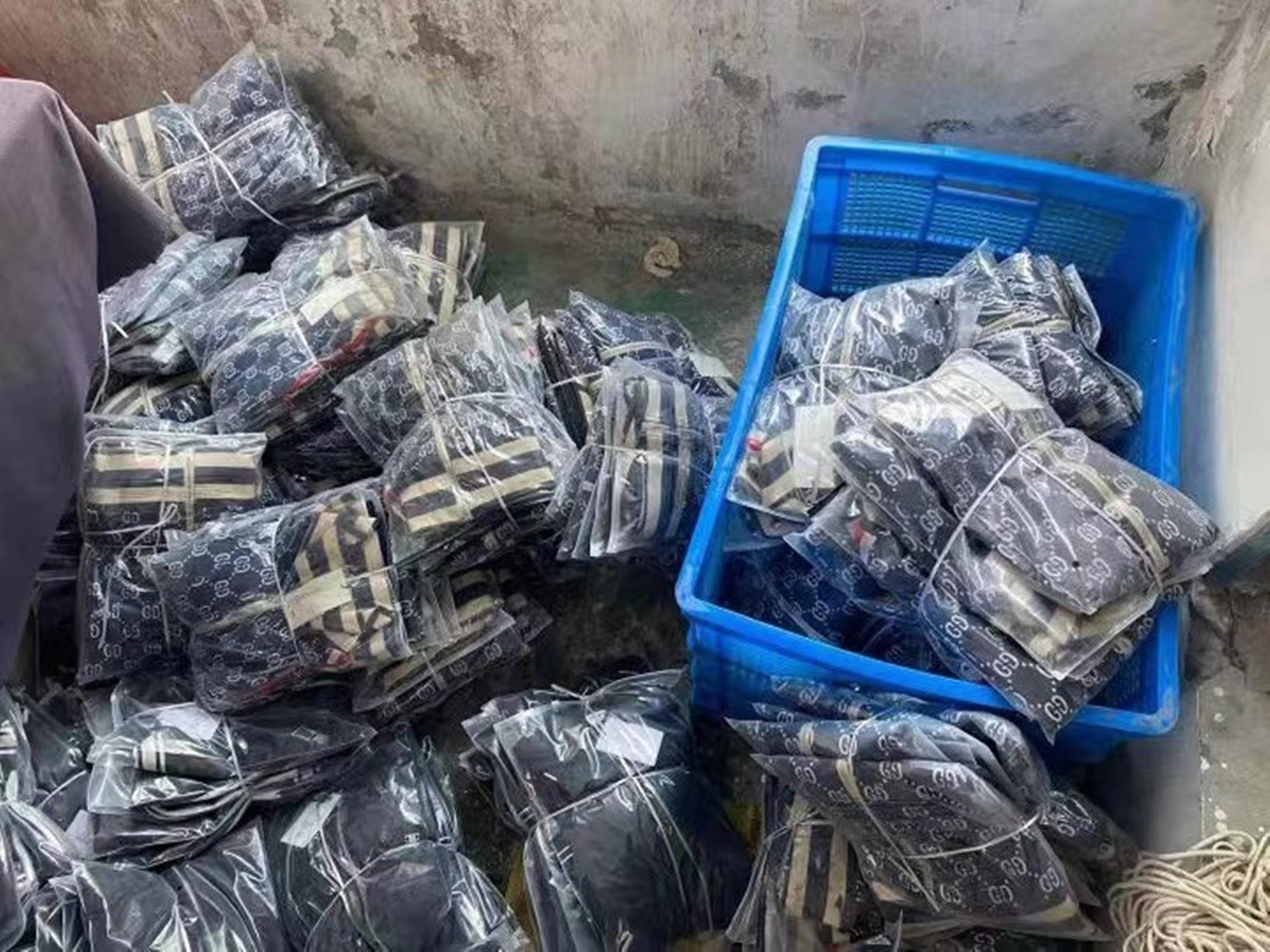 男子销售假名牌被刑拘,售卖假名牌遭处罚