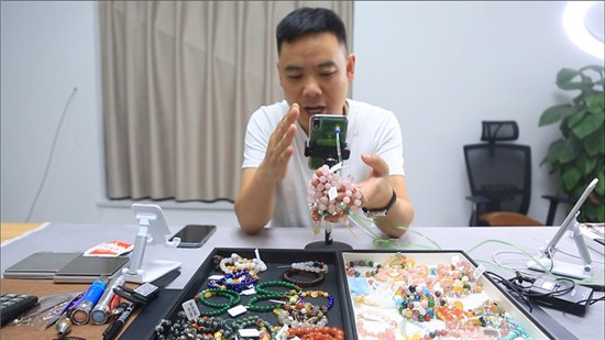 冲破黑暗的小村庄:熬夜卖水晶赢取财富,年销量过亿-东海县