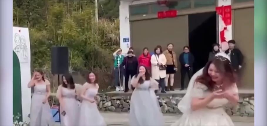 新娘扔手捧花跑下台送给女朋友,新娘扔手捧花四散逃开